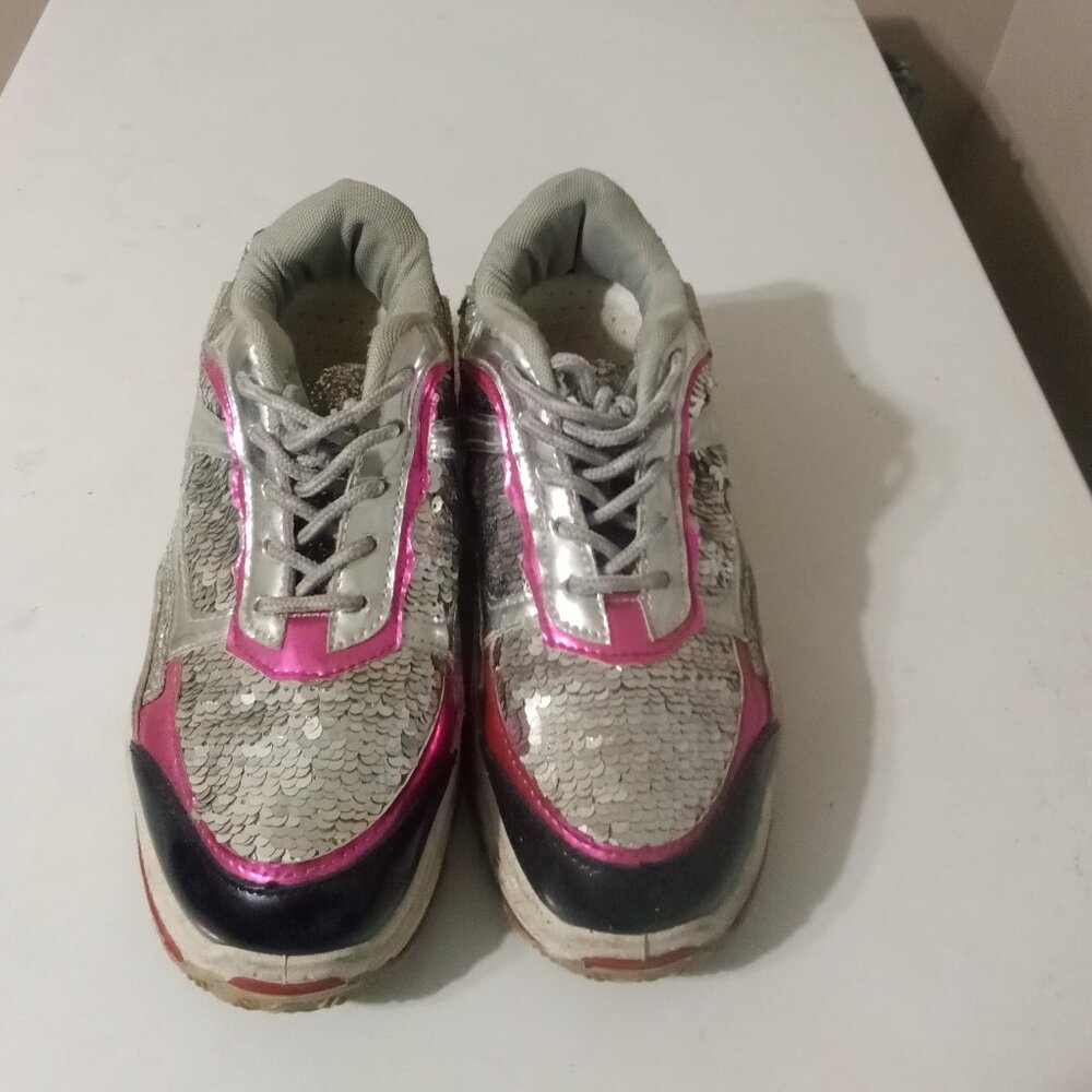 Tennis shoes